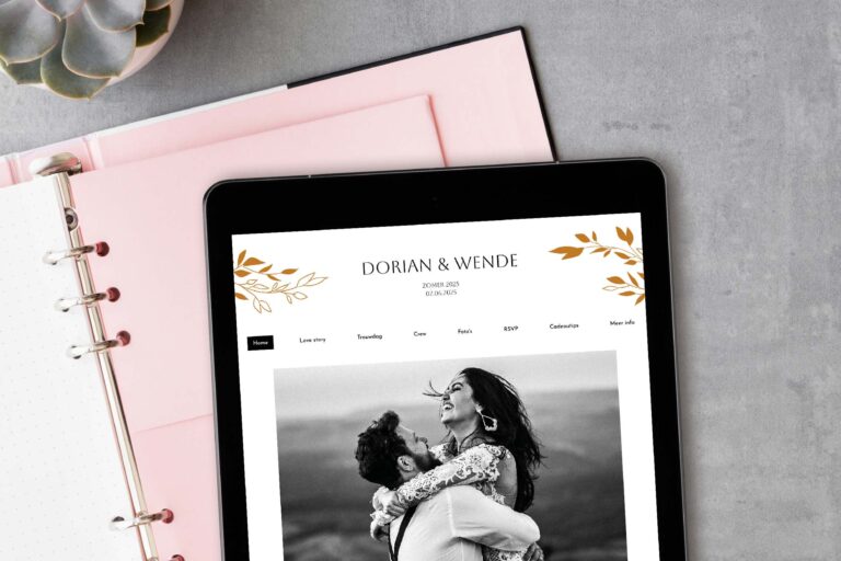 Wedding website koperen blaadjes op tablet een wedding website met koperen blaadjes en weddinglogo op een tablet